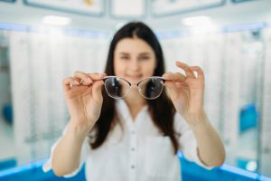 Cómo limpiar y cuidar tus gafas, los mejores consejos de profesionales